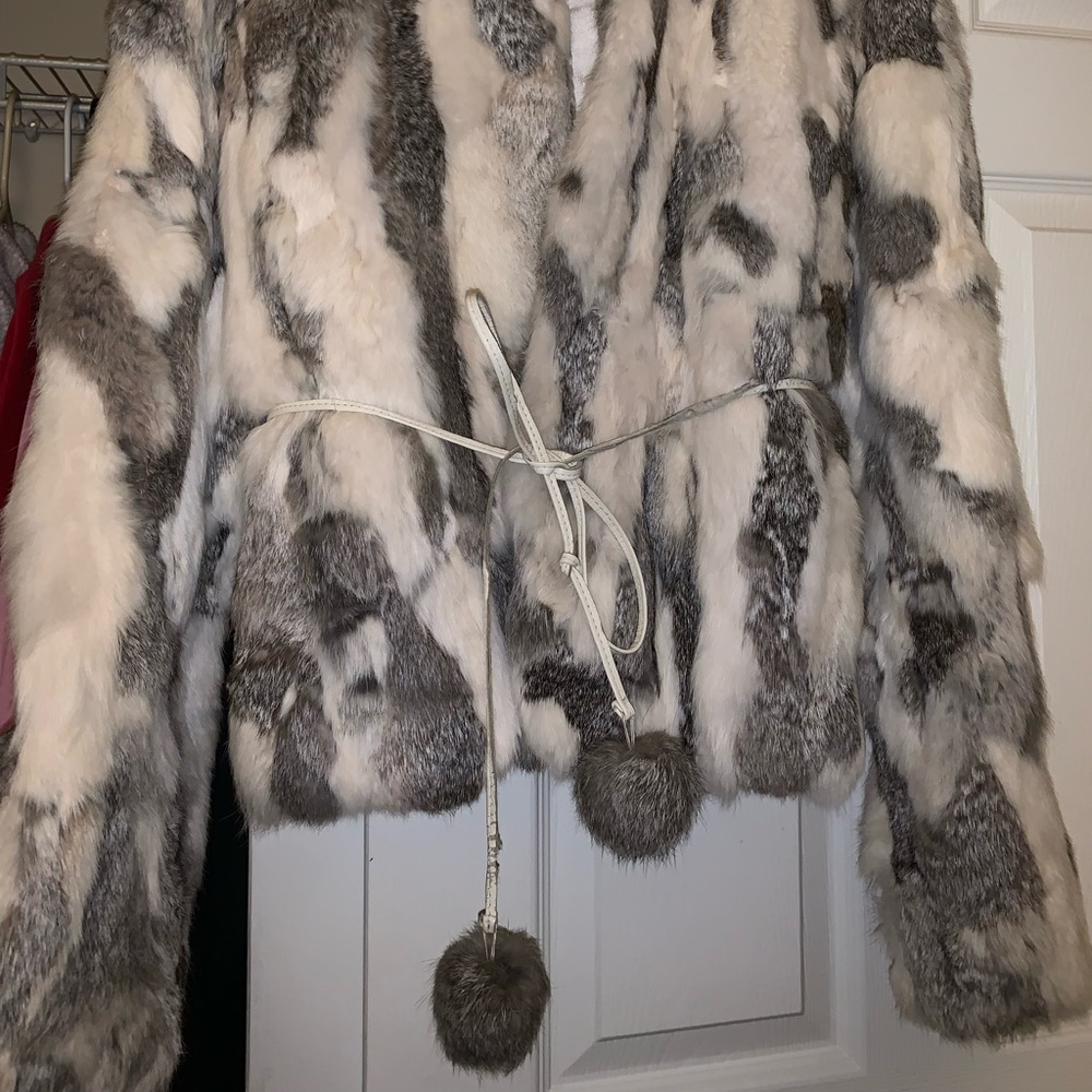 ONLY WORN 2 TIMES. AMAZING FUR COAT.